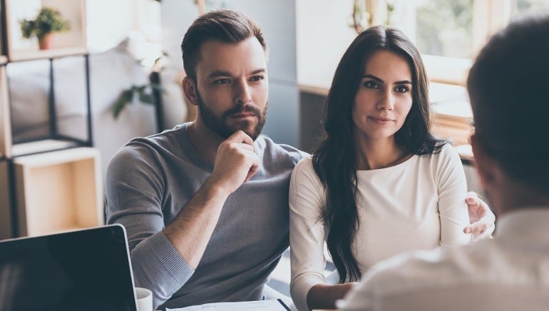 Pareja joven descubriendo las ventajas y desventajas de comprar departamentos con entrega inmediata